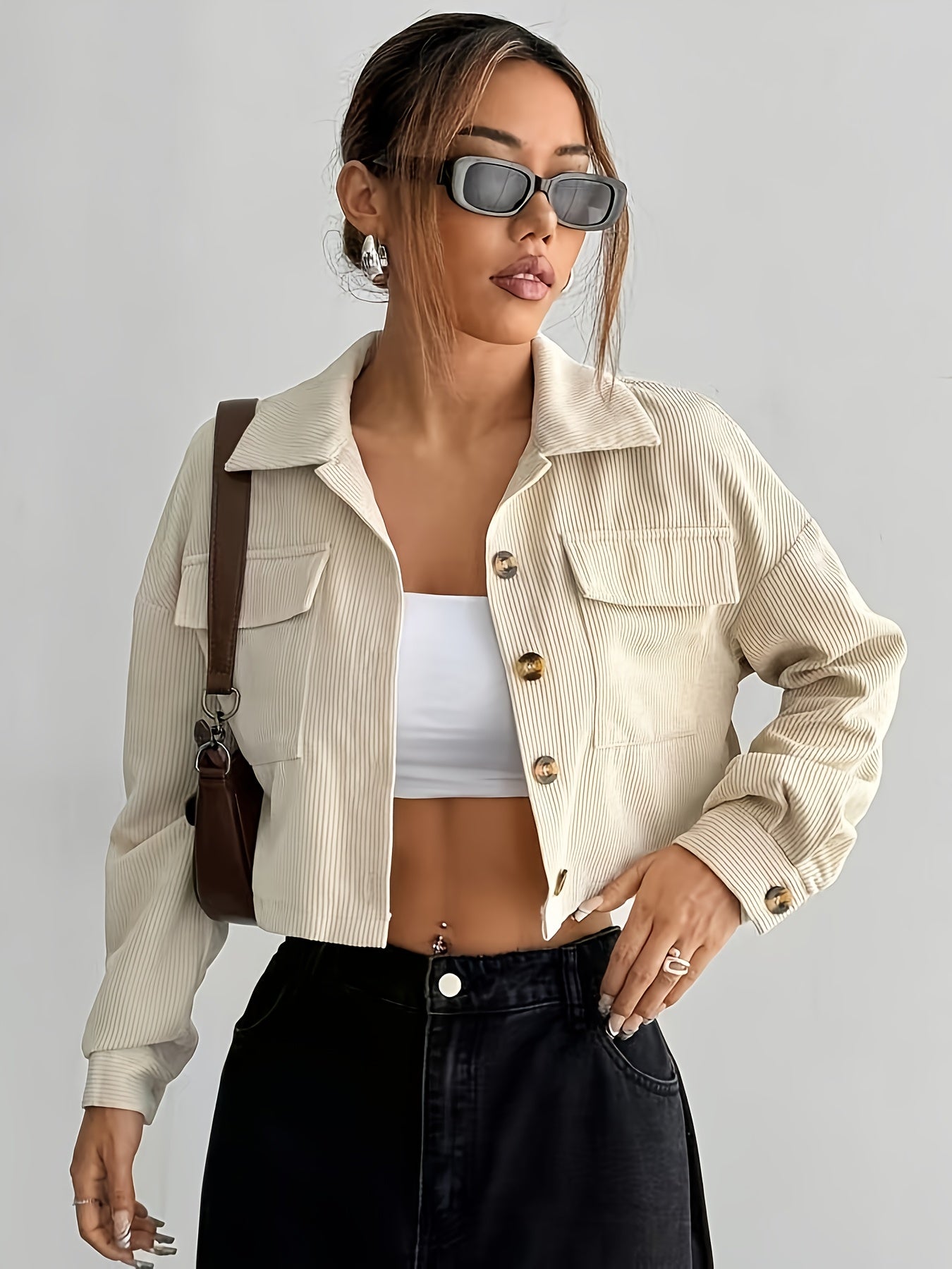 Jaqueta Bomber Feminina Bege – Modelo Chic com Botões, Gola Lapela e Bolsos, Manga Curta Casual Perfeita para Outono/Inverno