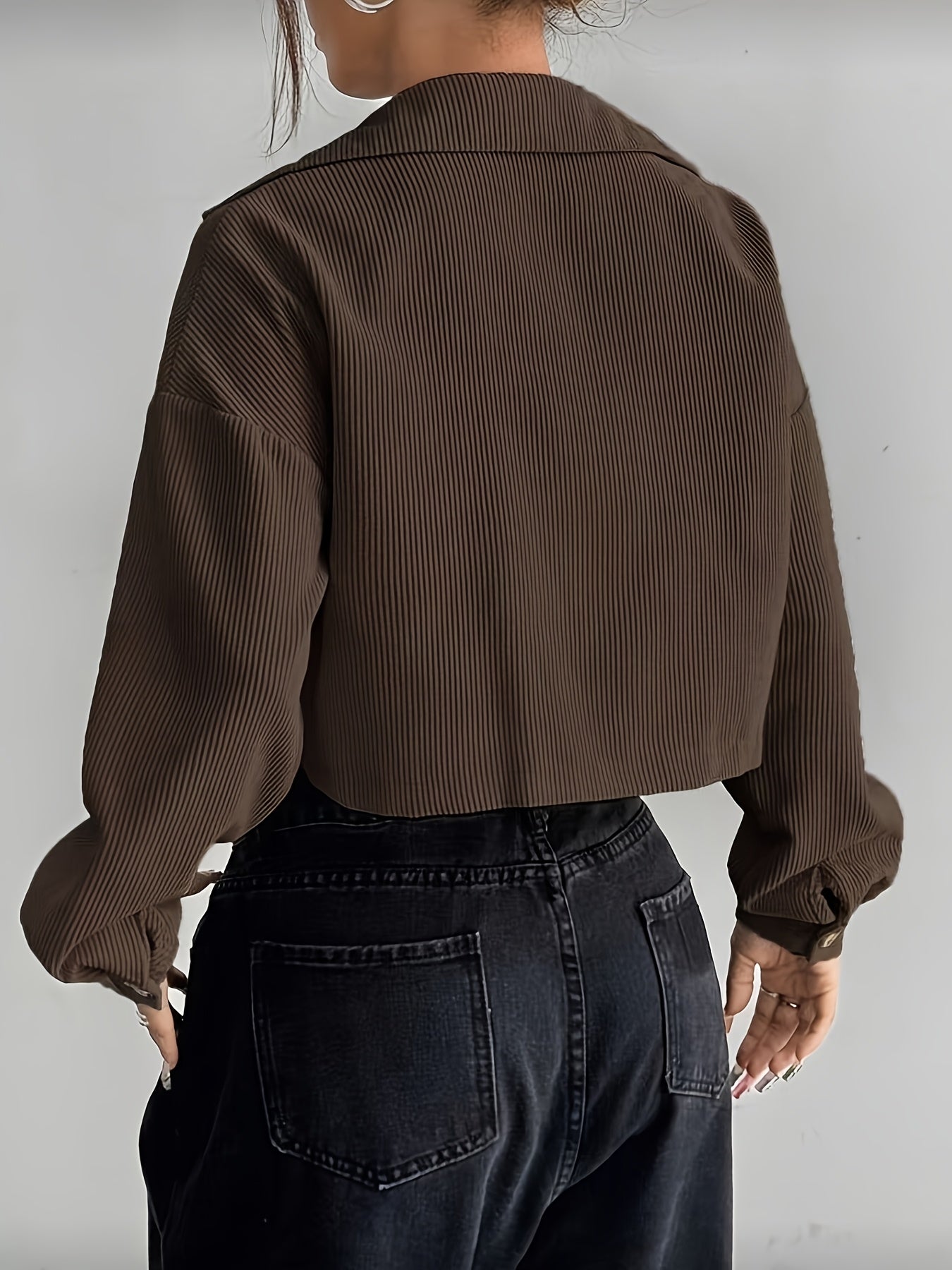 Jaqueta Bomber Feminina Bege – Modelo Chic com Botões, Gola Lapela e Bolsos, Manga Curta Casual Perfeita para Outono/Inverno