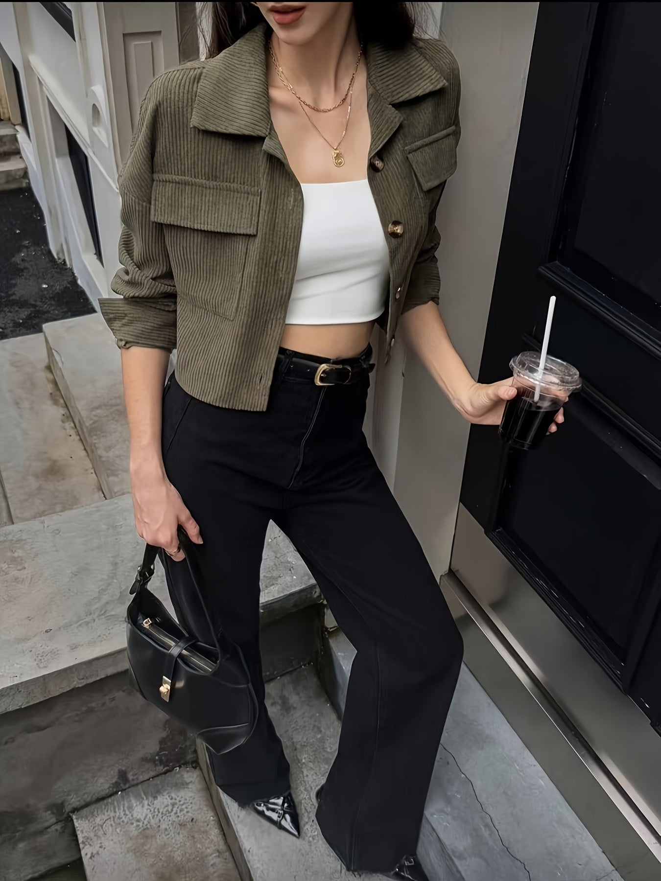 Jaqueta Bomber Feminina Bege – Modelo Chic com Botões, Gola Lapela e Bolsos, Manga Curta Casual Perfeita para Outono/Inverno