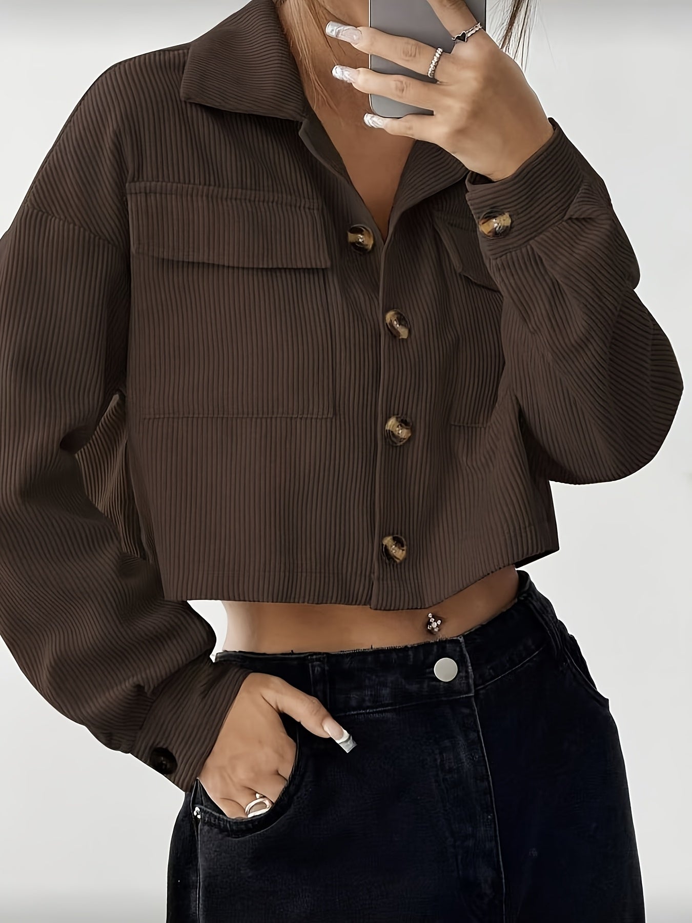 Jaqueta Bomber Feminina Bege – Modelo Chic com Botões, Gola Lapela e Bolsos, Manga Curta Casual Perfeita para Outono/Inverno