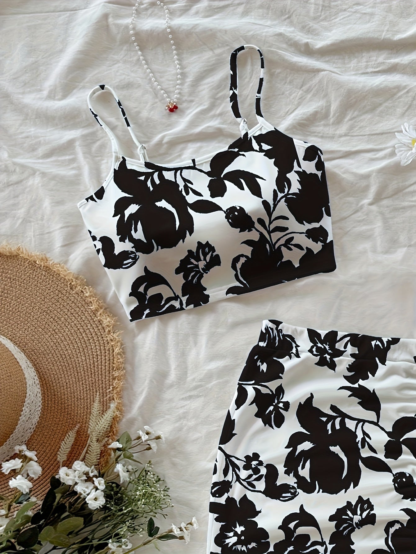 Conjunto Feminino 2 Peças – Blusa e Saia Estampadas em Preto e Branco, Look Casual Elegante Perfeito para o Verão e Férias