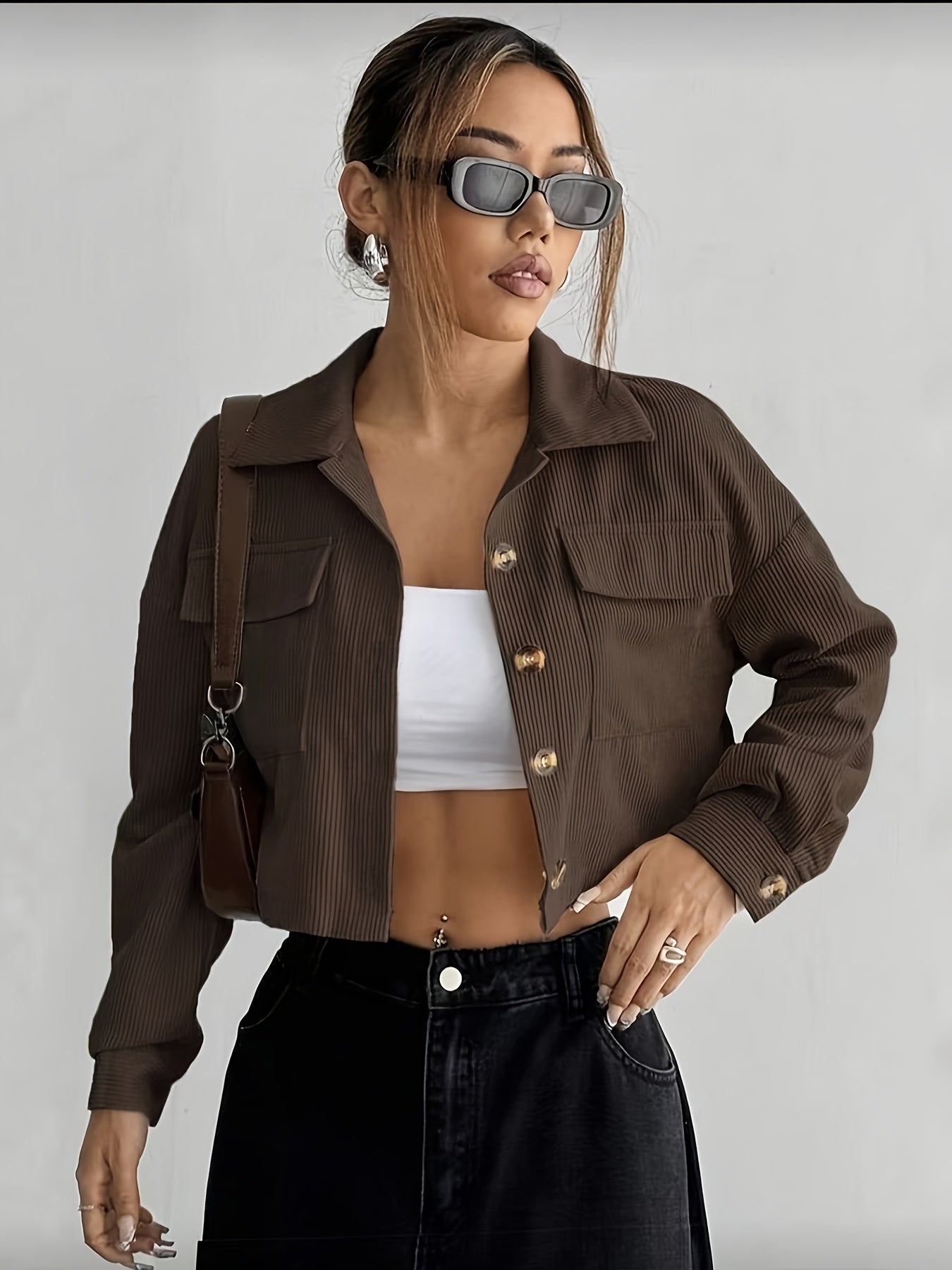 Jaqueta Bomber Feminina Bege – Modelo Chic com Botões, Gola Lapela e Bolsos, Manga Curta Casual Perfeita para Outono/Inverno