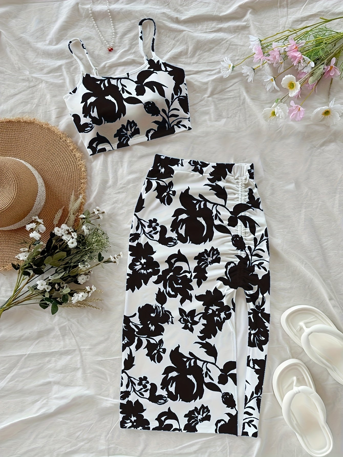 Conjunto Feminino 2 Peças – Blusa e Saia Estampadas em Preto e Branco, Look Casual Elegante Perfeito para o Verão e Férias