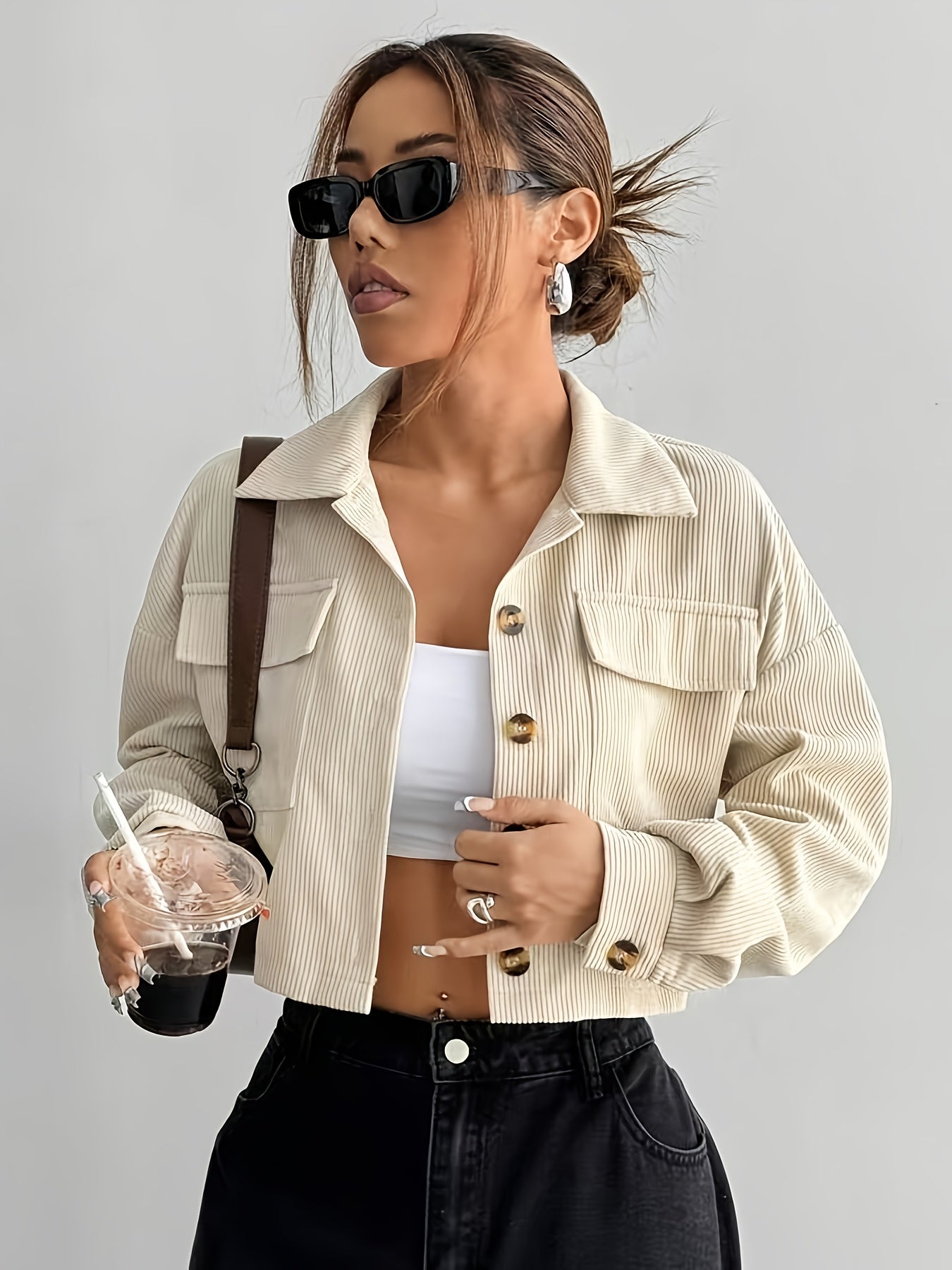 Jaqueta Bomber Feminina Bege – Modelo Chic com Botões, Gola Lapela e Bolsos, Manga Curta Casual Perfeita para Outono/Inverno