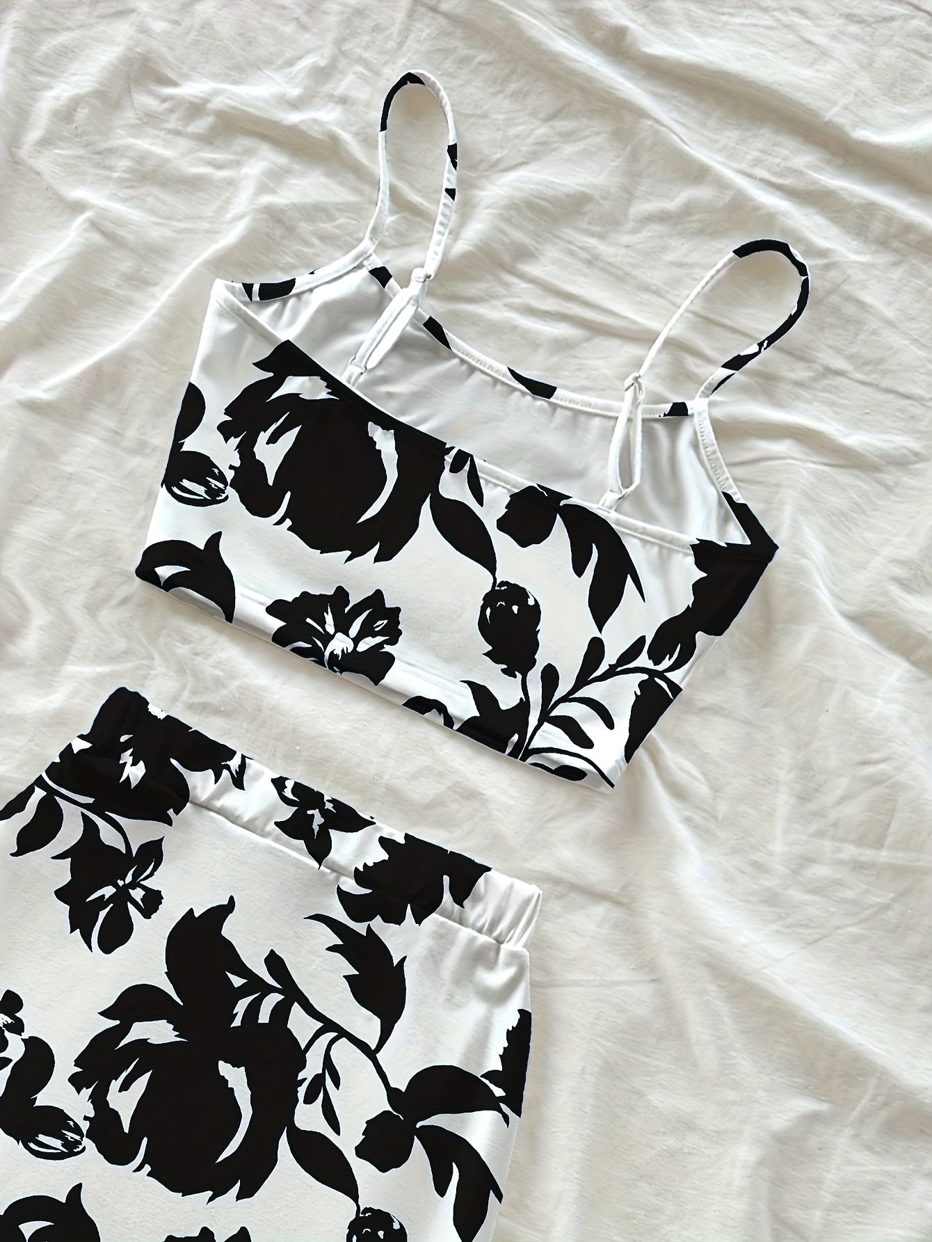 Conjunto Feminino 2 Peças – Blusa e Saia Estampadas em Preto e Branco, Look Casual Elegante Perfeito para o Verão e Férias