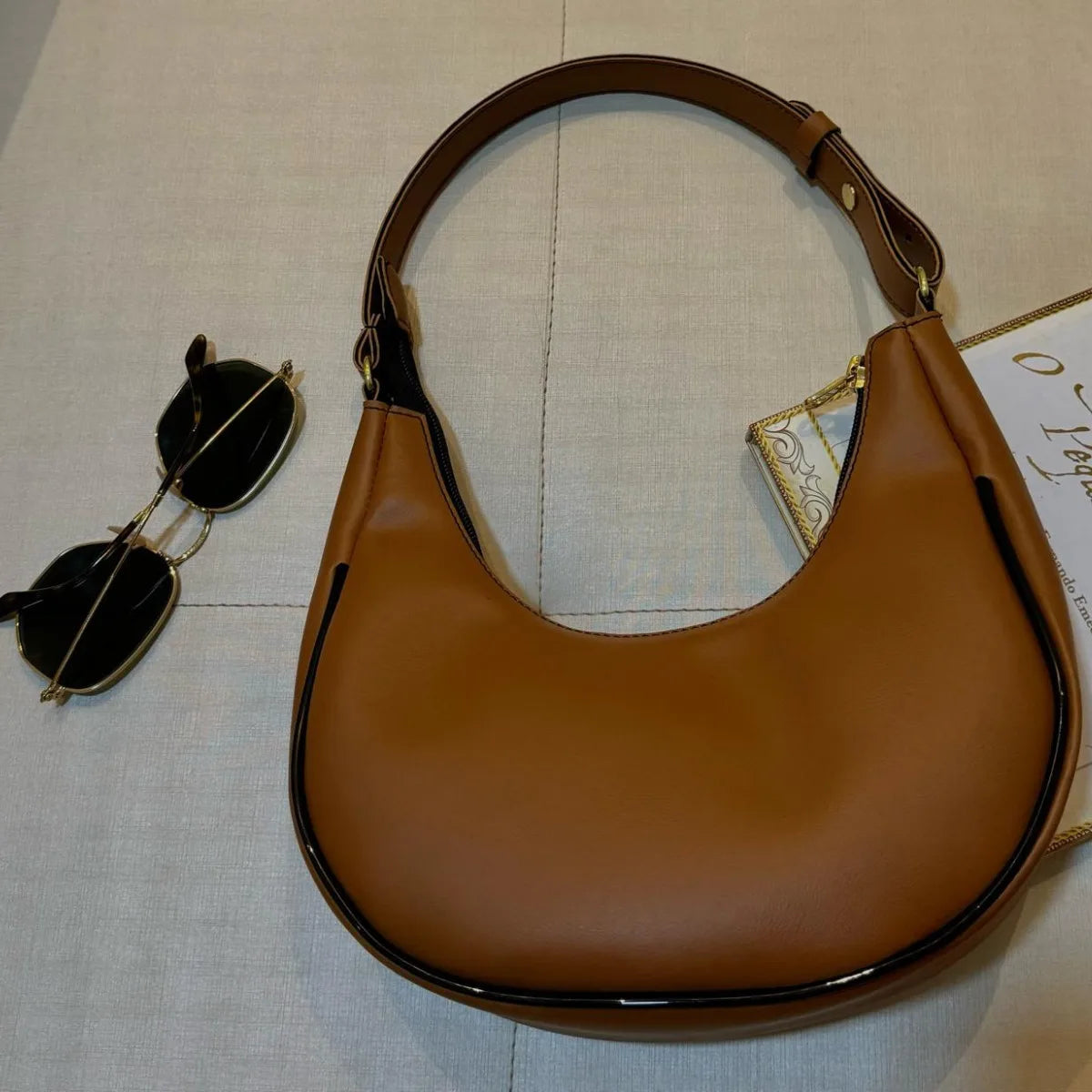 Bolsa Feminina Baguete Meia-Lua com Zíper – Estilosa e Moderna