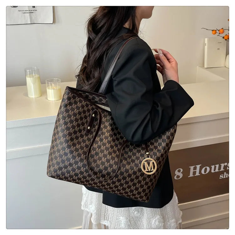 Tote Bag Grande e Estilosa em Couro PU. Estampa moderna, super prática e perfeita para faculdade, trabalho e uso diário.