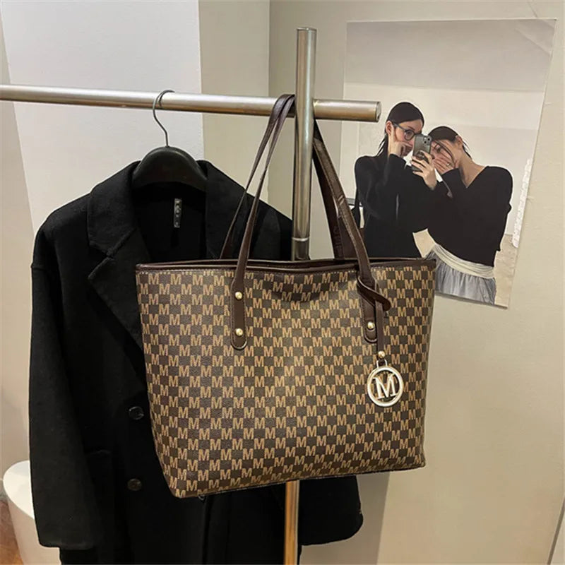 Tote Bag Grande e Estilosa em Couro PU. Estampa moderna, super prática e perfeita para faculdade, trabalho e uso diário.