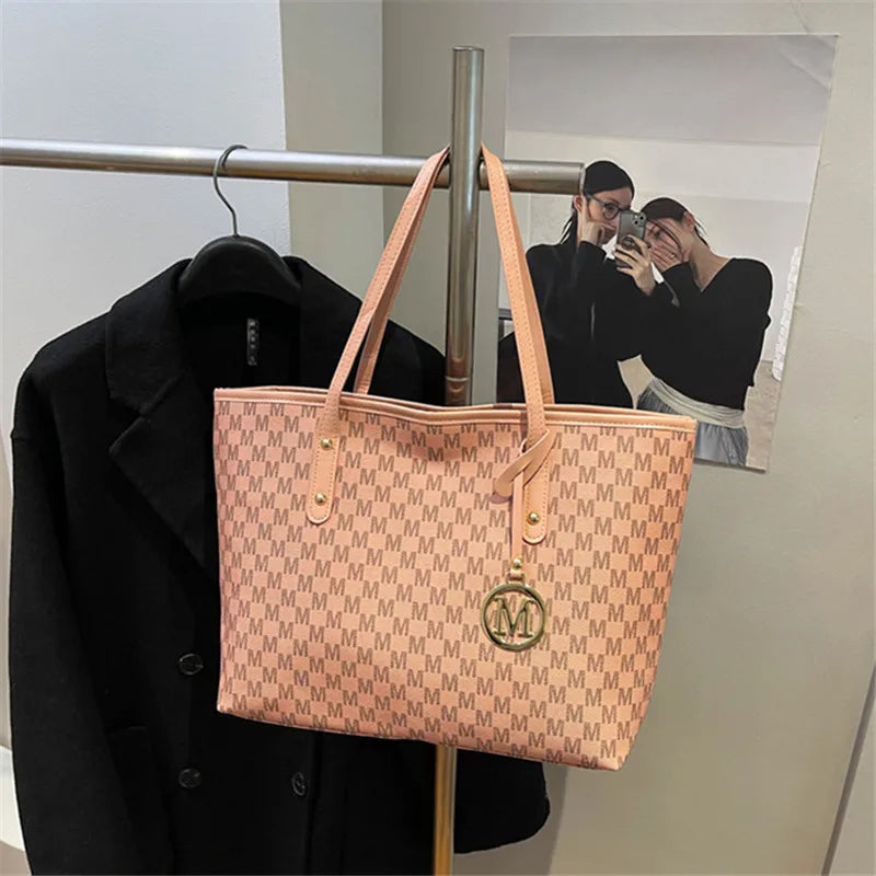 Tote Bag Grande e Estilosa em Couro PU. Estampa moderna, super prática e perfeita para faculdade, trabalho e uso diário.