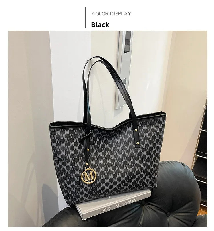 Tote Bag Grande e Estilosa em Couro PU. Estampa moderna, super prática e perfeita para faculdade, trabalho e uso diário.