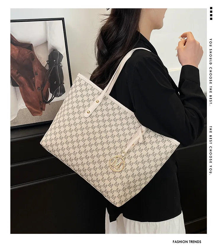 Tote Bag Grande e Estilosa em Couro PU. Estampa moderna, super prática e perfeita para faculdade, trabalho e uso diário.