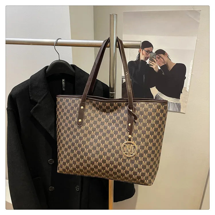 Tote Bag Grande e Estilosa em Couro PU. Estampa moderna, super prática e perfeita para faculdade, trabalho e uso diário.