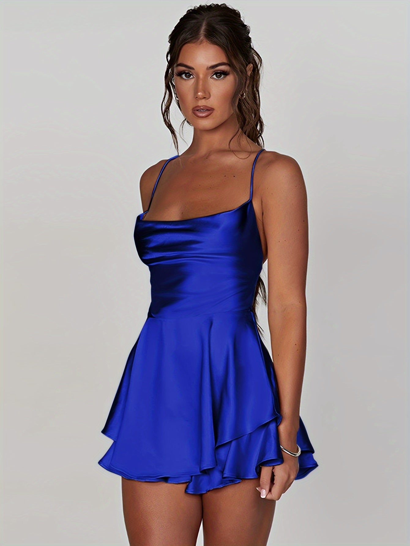 Vestido Curto Evasê com Alças Finas – Decote Drapeado e Costas Nuas, Look Feminino Charmoso Y2K Perfeito para Festas