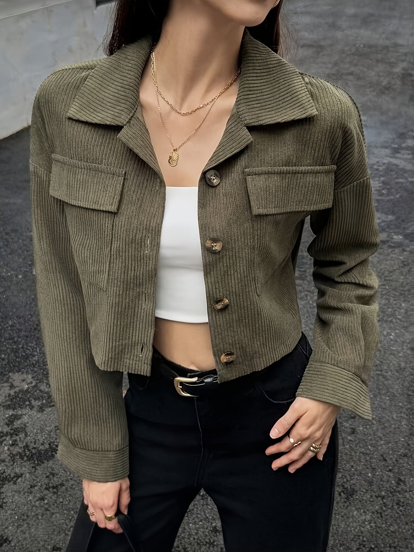 Jaqueta Bomber Feminina Bege – Modelo Chic com Botões, Gola Lapela e Bolsos, Manga Curta Casual Perfeita para Outono/Inverno