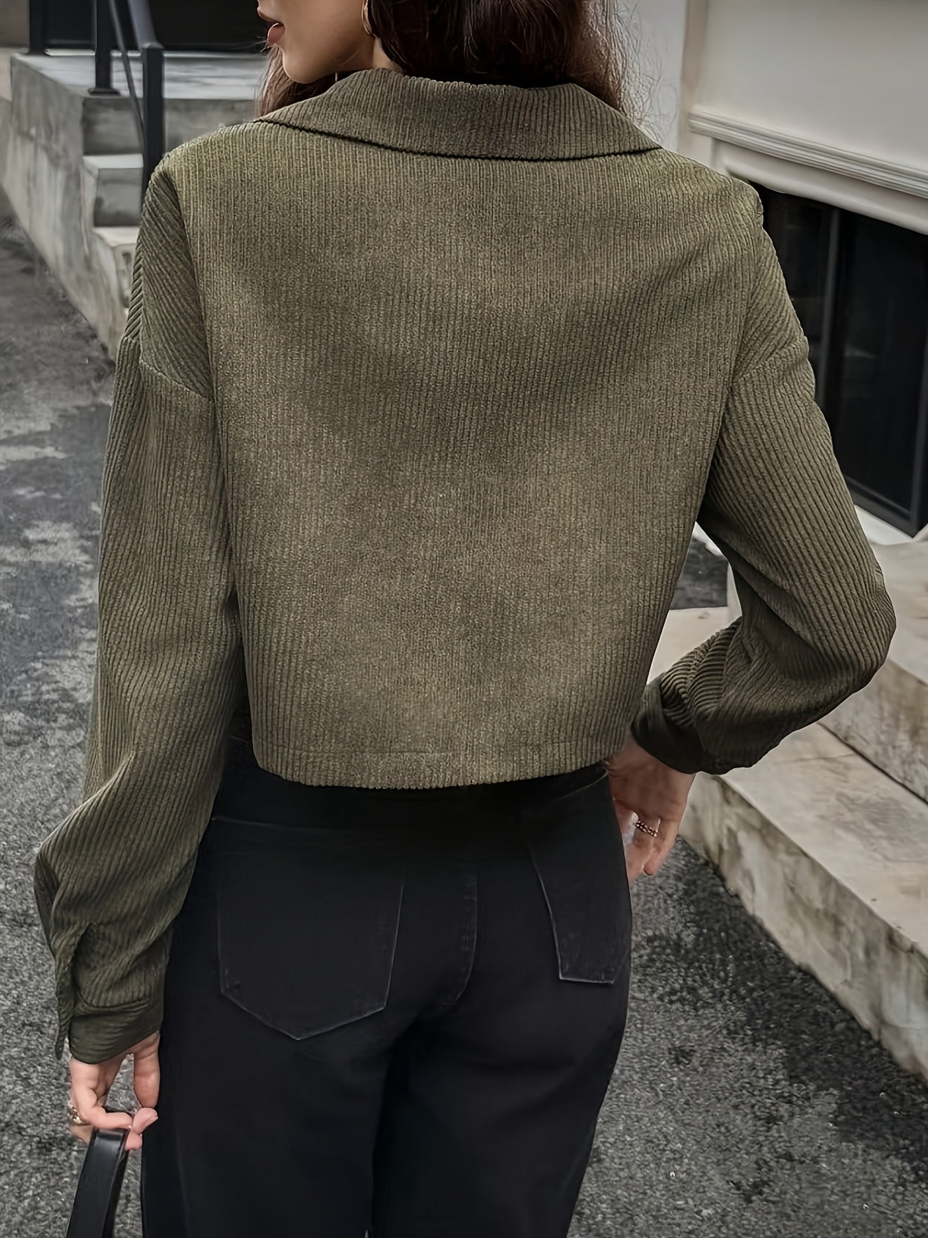 Jaqueta Bomber Feminina Bege – Modelo Chic com Botões, Gola Lapela e Bolsos, Manga Curta Casual Perfeita para Outono/Inverno