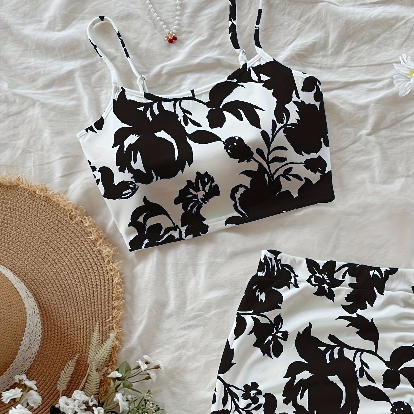 Conjunto Feminino 2 Peças – Blusa e Saia Estampadas em Preto e Branco, Look Casual Elegante Perfeito para o Verão e Férias