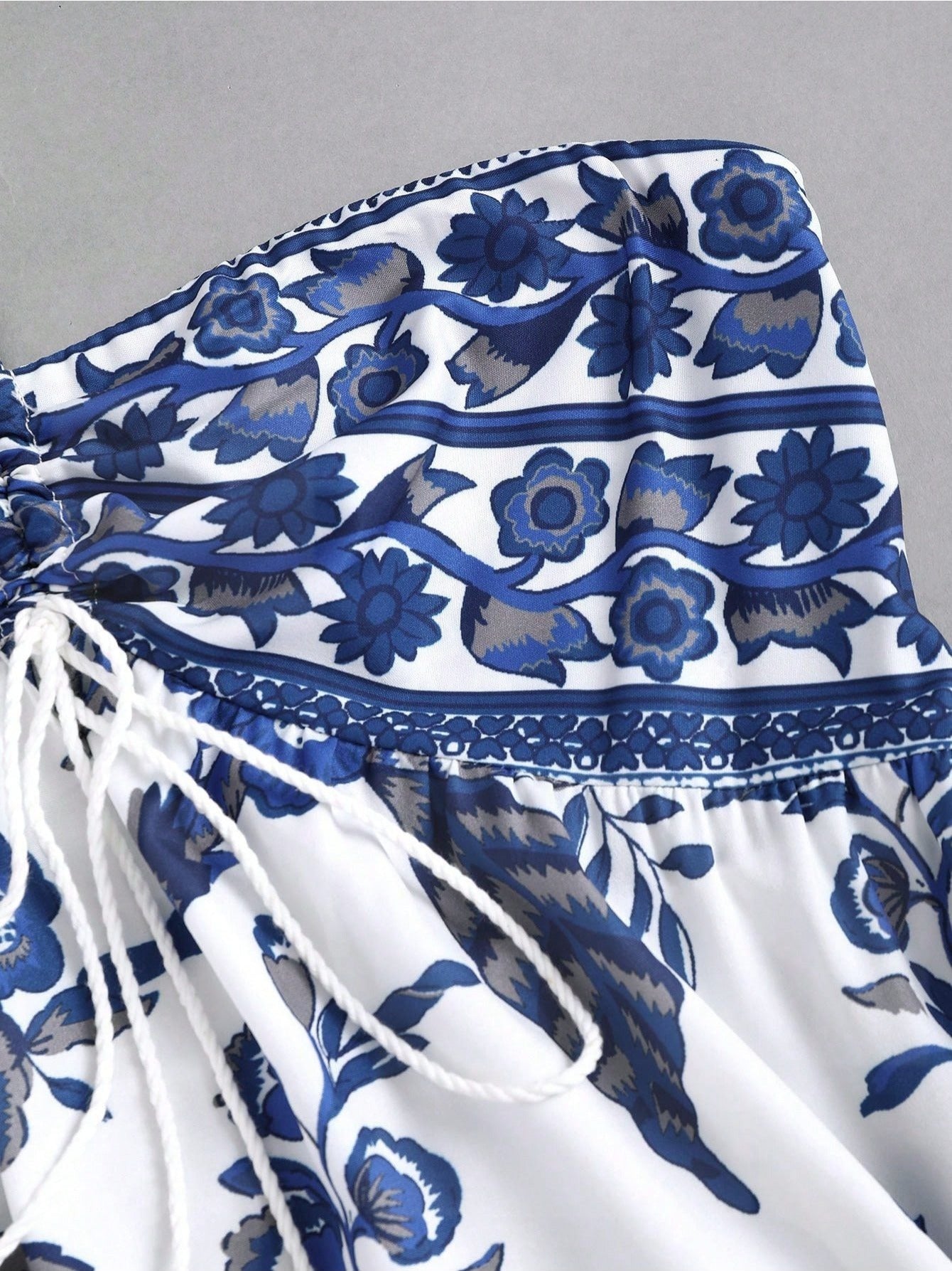 Vestido ISARA Estampado com Gola Halter – Estilo Fresco de Férias, Leve, Moderno e Perfeito para Looks Femininos Casuais