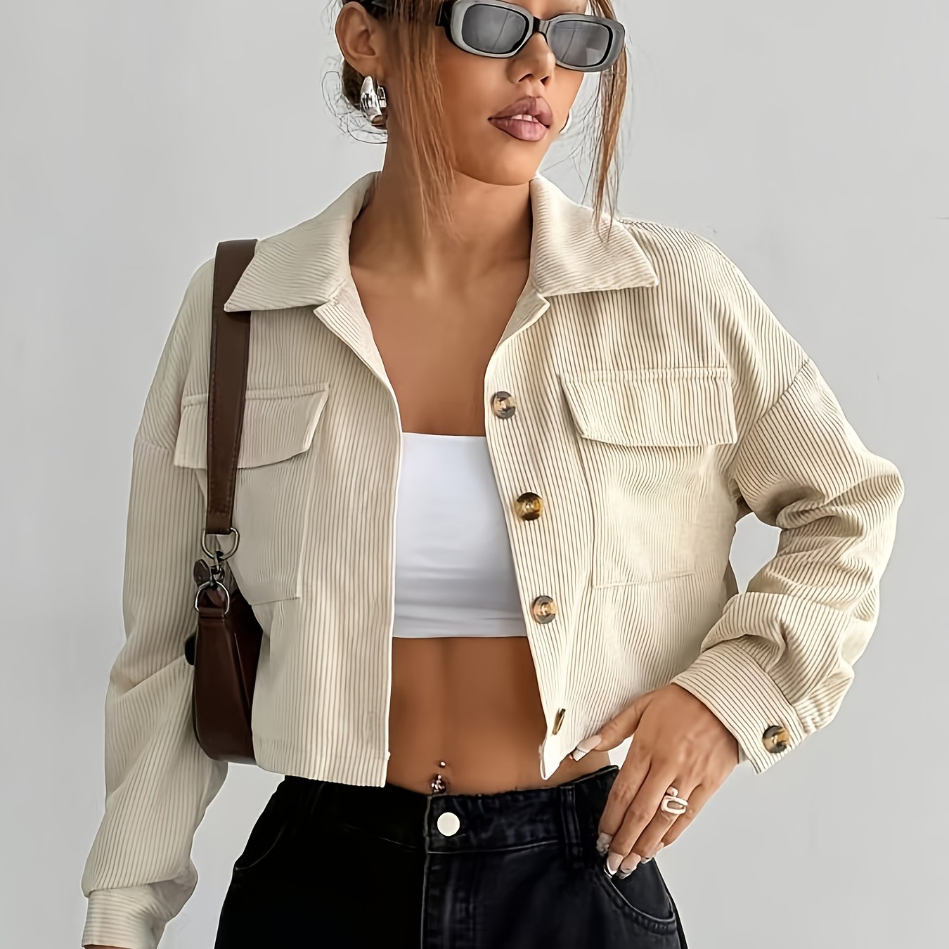 Jaqueta Bomber Feminina Bege – Modelo Chic com Botões, Gola Lapela e Bolsos, Manga Curta Casual Perfeita para Outono/Inverno