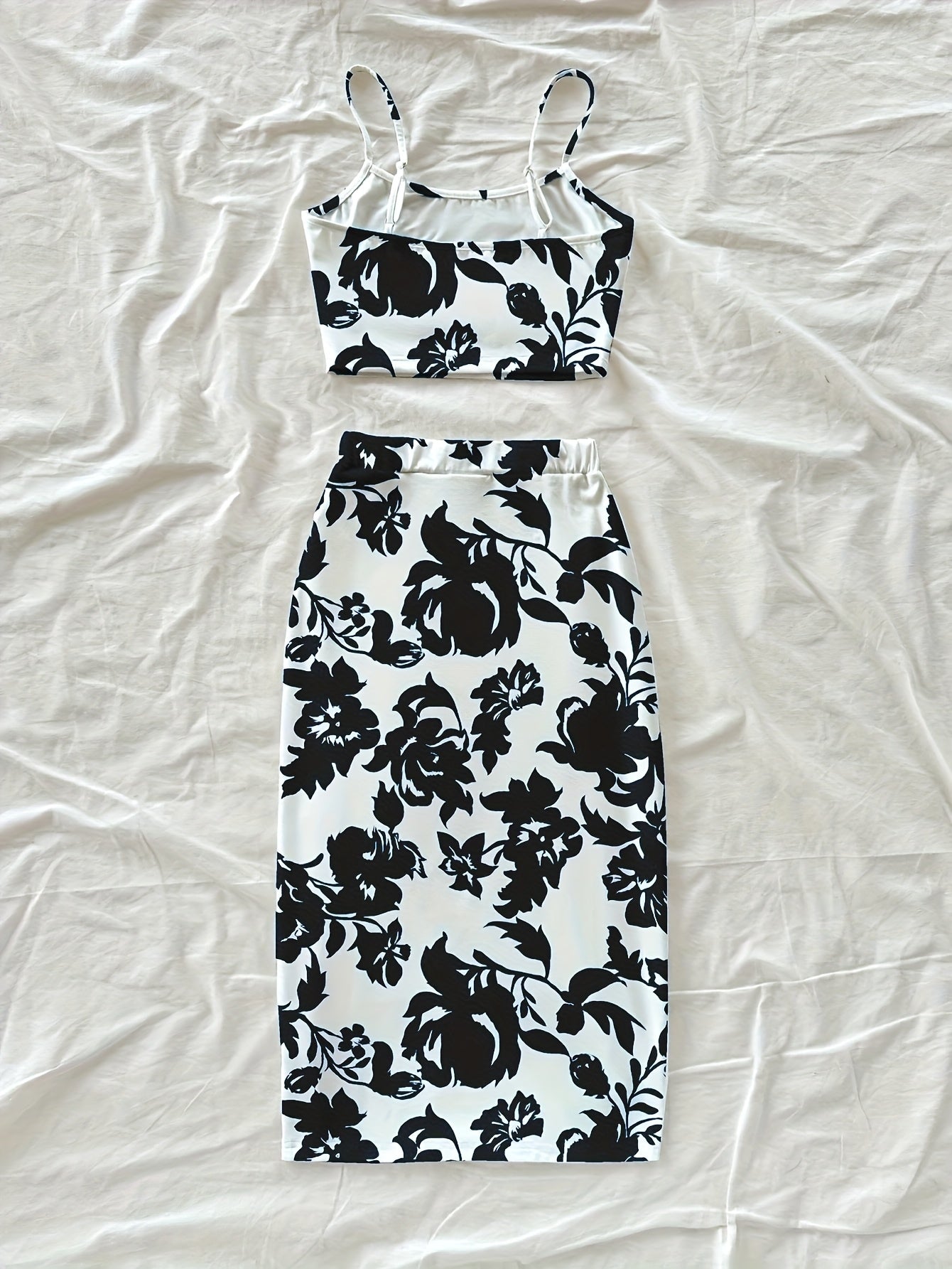 Conjunto Feminino 2 Peças – Blusa e Saia Estampadas em Preto e Branco, Look Casual Elegante Perfeito para o Verão e Férias