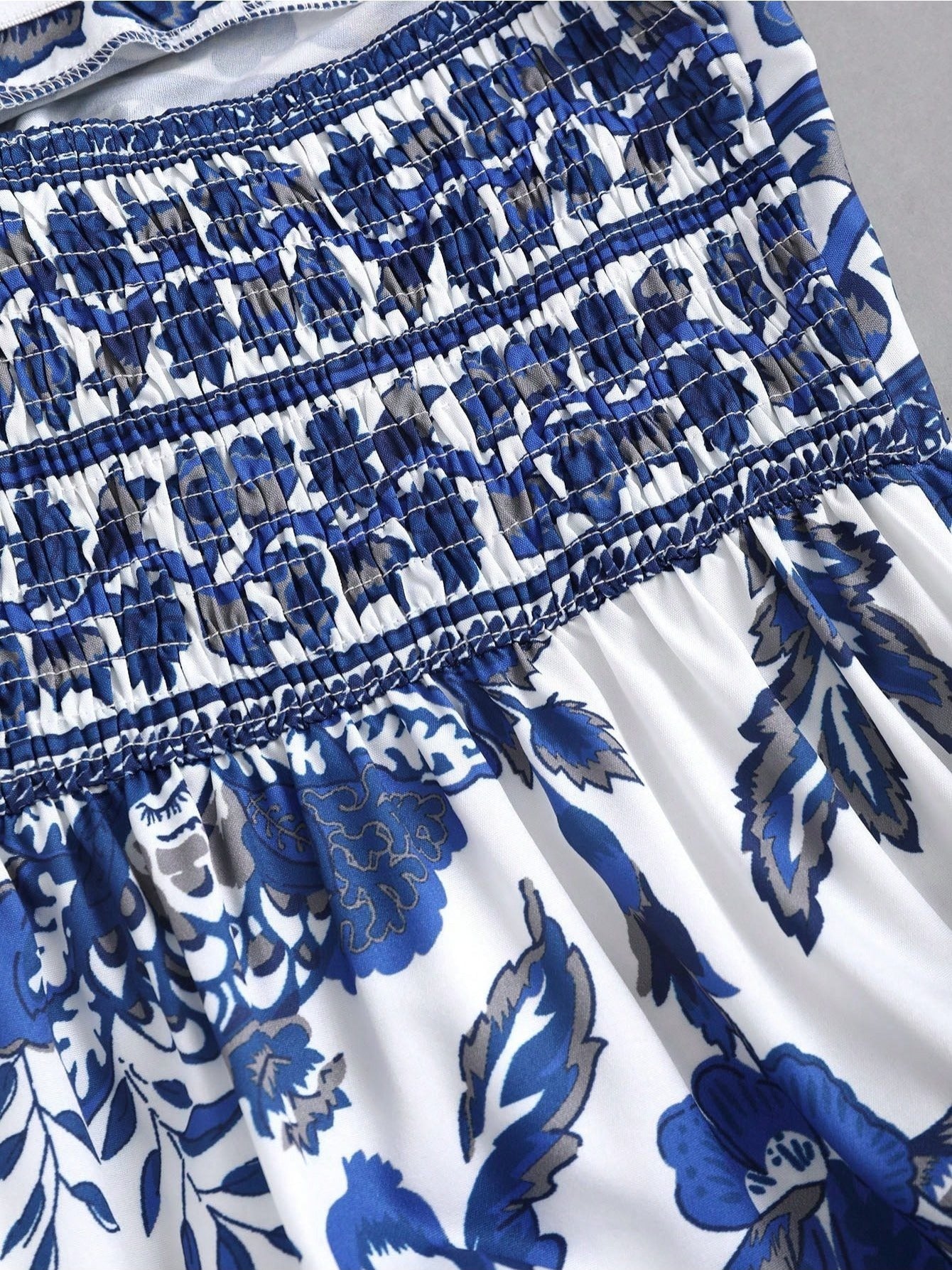 Vestido ISARA Estampado com Gola Halter – Estilo Fresco de Férias, Leve, Moderno e Perfeito para Looks Femininos Casuais